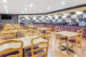 西梅肯华美达酒店餐厅或其他用餐的地方