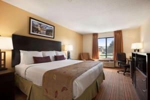 Llit o llits en una habitació de Ramada by Wyndham Wisconsin Dells