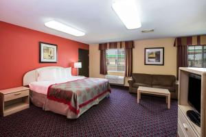 a hotel room with a bed and a television at Ramada by Wyndham Sioux Falls in Sioux Falls +16 photos