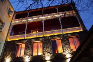 un edificio con luces en el lateral. en ZP Hotel, en Tiflis