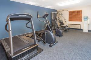 einen Fitnessraum mit Kardiogeräten in einem Zimmer in der Unterkunft Ramada by Wyndham Springfield North in Springfield