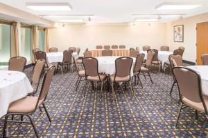 Posezení v ubytování Ramada by Wyndham Springfield North + 37 fotografií