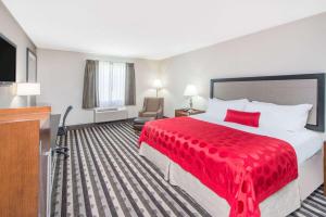 Postel nebo postele na pokoji v ubytování Ramada by Wyndham Springfield North