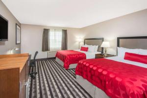 Postel nebo postele na pokoji v ubytování Ramada by Wyndham Springfield North