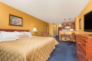 Postel nebo postele na pokoji v ubytování Ramada Hotel Ashland-Catlettsburg