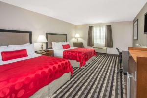 Postel nebo postele na pokoji v ubytování Ramada by Wyndham Springfield North