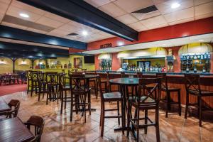 Lounge nebo bar v ubytování Ramada by Wyndham Ligonier