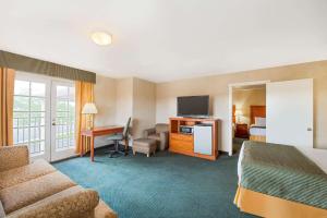 Kuchyň nebo kuchyňský kout v ubytování Ramada by Wyndham Flagstaff East