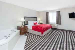 Postel nebo postele na pokoji v ubytování Ramada by Wyndham Springfield North