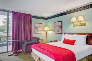 Un pat sau paturi într-o cameră la Ramada by Wyndham Parsippany