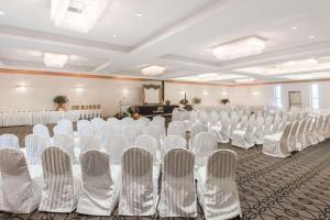 Kawasan bisnes dan/atau bilik persidangan di Ramada Plaza by Wyndham Niagara Falls +37 gambar