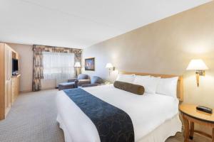 Voodi või voodid majutusasutuse Ramada Plaza by Wyndham Prince George toas