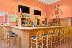 Lounge nebo bar v ubytování Ramada by Wyndham Flemington