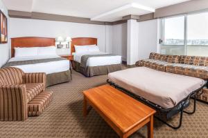 Postel nebo postele na pokoji v ubytování Ramada by Wyndham Edmonton South