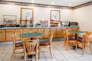 Reštaurácia alebo iné gastronomické zariadenie v ubytovaní Ramada by Wyndham Strasburg Dover