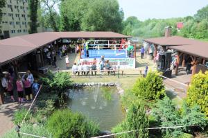 una multitud de personas de pie alrededor de un parque acuático en Hotel Piastowska, en Chojna