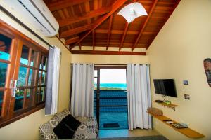 ウバトゥバにあるBurung Flats Itamambuca - Hospedagem com vista para o marの海の景色を望むリビングルーム