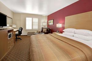 Ramada Limited and Suites San Francisco Airport tesisinde bir odada yatak veya yataklar