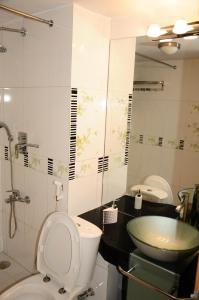 Phòng tắm tại Rajanigandha Family Suites
