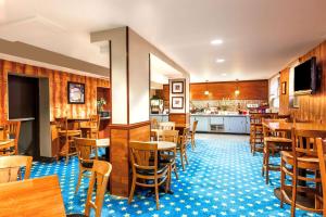 Restoranas ar kita vieta pavalgyti apgyvendinimo įstaigoje Ramada by Wyndham Jersey City