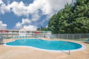 Bazén v ubytování Ramada by Wyndham Edgewood Hotel & Conference Center nebo v jeho okolí