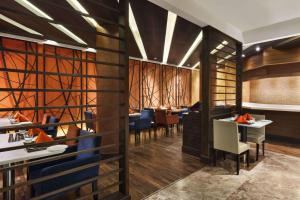 Posezení v ubytování Ramada Plaza by Wyndham JHV Varanasi