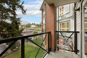 Un balcon sau o terasă la Ramada by Wyndham Nanaimo