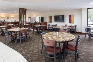 ห้องอาหารหรือที่รับประทานอาหารของ Ramada by Wyndham Bettendorf