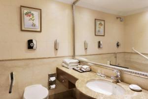Koupelna v ubytování Ramada Plaza by Wyndham JHV Varanasi