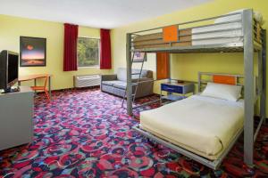 Tempat tidur dalam kamar di Ramada by Wyndham Bettendorf +35 foto