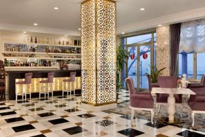 Lounge atau bar di Ramada by Wyndham Baku