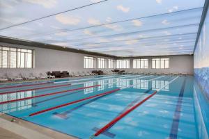 uma grande piscina interior com um grande tecto em Ramada by Wyndham Baku em Baku
