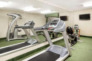 Posilňovňa alebo fitness centrum v ubytovaní Ramada by Wyndham Columbia