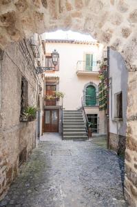 un callejón con un edificio con escaleras y una puerta en Casa Maria e Casa Cristina, en Orvieto