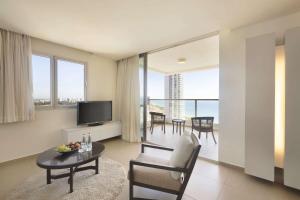 Ramada Hotel & Suites by Wyndham Netanya的电视和/或娱乐中心