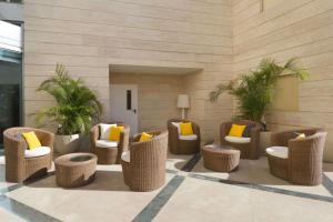 Ramada Hotel & Suites by Wyndham Netanya的休息区