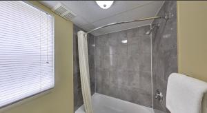 Ванная комната в Budget Inn +36 фотографий
