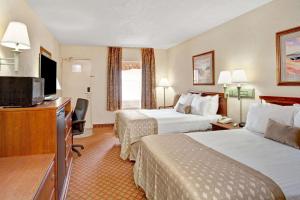 Postel nebo postele na pokoji v ubytování Ramada by Wyndham West Memphis