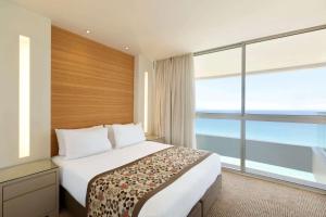 Ramada Hotel & Suites by Wyndham Netanya客房内的一张或多张床位