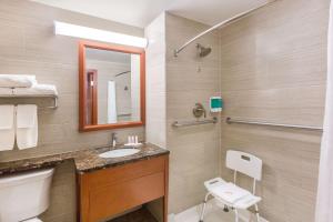 Koupelna v ubytování Ramada by Wyndham Flushing Queens + 13 fotografií