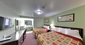Кровать или кровати в номере Budget Inn
