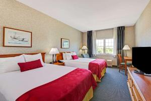 薩科的住宿－華美薩科老果園海灘酒店，酒店客房设有两张床和一台平面电视。