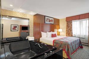 Postel nebo postele na pokoji v ubytování Ramada by Wyndham Staten Island