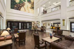 賈朗達爾的住宿－Ramada by Wyndham Jalandhar City Center，大楼内客厅,配有沙发和桌子