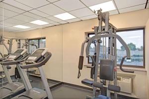 Fitness centrum a/nebo fitness zařízení v ubytování Ramada by Wyndham Staten Island