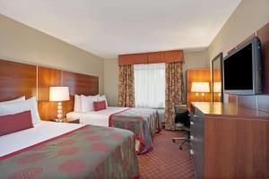 Postel nebo postele na pokoji v ubytování Ramada by Wyndham Staten Island