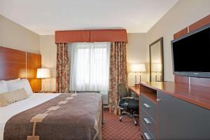 TV a/nebo společenská místnost v ubytování Ramada by Wyndham Staten Island