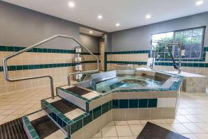 un gran cuarto de baño con jacuzzi en Ramada by Wyndham Portland, en Portland