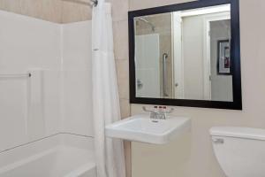 Koupelna v ubytování Ramada by Wyndham Staten Island + 16 fotografií