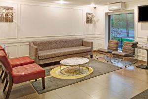 Posezení v ubytování Ramada by Wyndham Staten Island